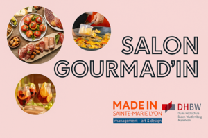 Logo der Gastronomiemesse GourMad’In Lyon mit rosa Hintergrund darauf der Name der Messe, drei runde Bilder mit Speisen sowie Getränken und die zwei Logos der beteiligten Hochschulen. 