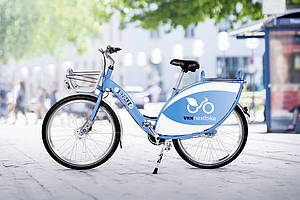 blaues VRNnextbike in der Stadt