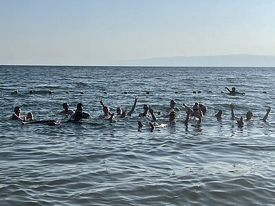 Studierende baden im Toten Meer