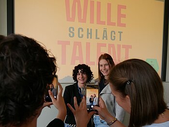 Olympiasiegerin Aline Rotter-Focken lächelt mit Studentin für ein Foto