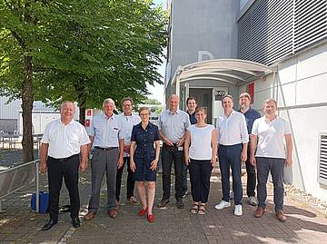 Gruppenfoto auf dem Hof des Eppelheimer Campus an der DHBW Mannheim mit 10 Personen.