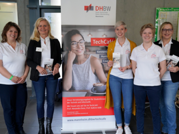 Gruppe von 5 Frauen vor einem Banner des TechCafés.