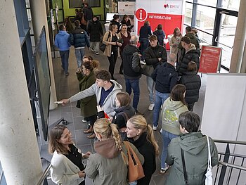 Blick auf das Foyer Campus Coblitzallee mit zahlreichen Besucher*innen
