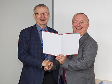 Prof. Georg Nagler gratuliert Prof. Kay Wilding