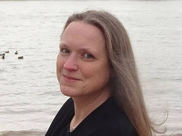 Porträt Frau Prof. Dr. Jenny Amelingmeyer vor einem Fluss