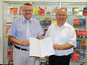 Rektor Prof. Dr. Georg Nagler (re.) gratuliert dem Jubilar Prof. Dr. Christian Führer (li.) 