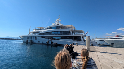 Blick auf Jachthafen von Rijeka mit mehreren Jachten.