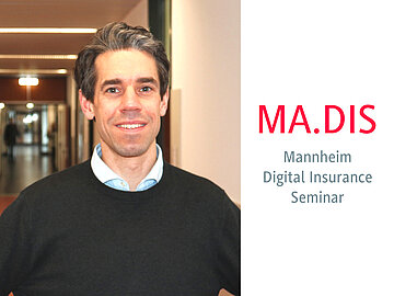 Sascha Kwasniok auf dem Campus und die Schrift: "MA.DIS Mannheim Digital Insurance Seminar"