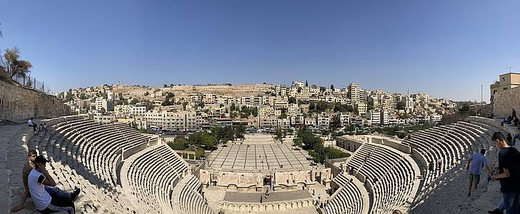Blick aus den Rängen des römischen Theaters in Amman, im Hintergrund das Panorama der Stadt