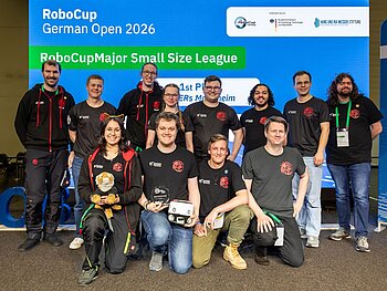 Gruppenbild mit 12 Personen aller Geschlechter vor einer blauen Werbewand mit der Aufschrift GermanOpen, daneben Sponsorenlogos. 