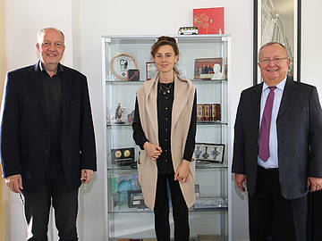 Prorektor der Fakultät Wirtschaft Prof. Dr. Jörg Baumgart (li.) und Rektor der DHBW Mannheim Prof. Dr. Georg Nagler (re.) gratulieren Dr. Lilli Leirich (Mitte) zu ihrer mit magna cum laude bewerteten Doktorarbeit.