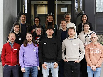 Gruppenbild mit 14 Personen an einem Treppenaufgang am CampusCoblitzallee.