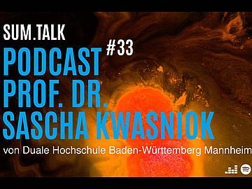 Blauer Text auf abstraktem Hintergrund: Sum.Talk #33 Podcast Prof. Dr. Sascha Kwasniok von Duale Hochschule Baden-Württemberg Mannheim