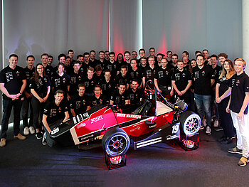 CURE-Team der DHBW Mannheim mit Elektrorennwagen