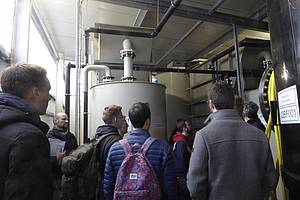Studierende der DHBW Mannheim betrachten in Neuschloss (Lampertheim) die Flockungsanlage zur Grundwasseraufbereitung.