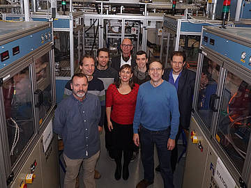 Gruppenbild Forschungsteam ELCH zwischen den Prüfständen des Wasserstofflabors