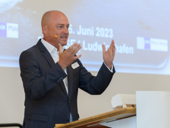 Michael Schröder auf der Bühne an einem Pult stehend. 