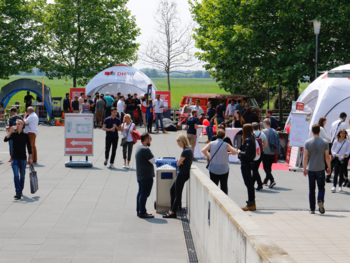 Außengelände der DHBW Mannheim zwischen den Gebäuden D und E am sonnigen und gut besuchten Infotag 2019. 