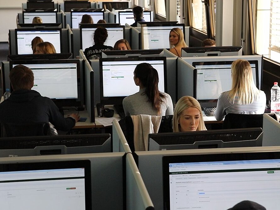Blick in das voll besetzte Data and Analytics Lab mit zahlreichen PC-Arbeitsplätzen für empirische Untersuchungen.