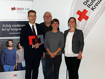 Master-Studierende und ihr Arbeitgeber, das Deutsche Rote Kreuz, feiern den 1.000sten Dualen Patner im Masterprogramm.