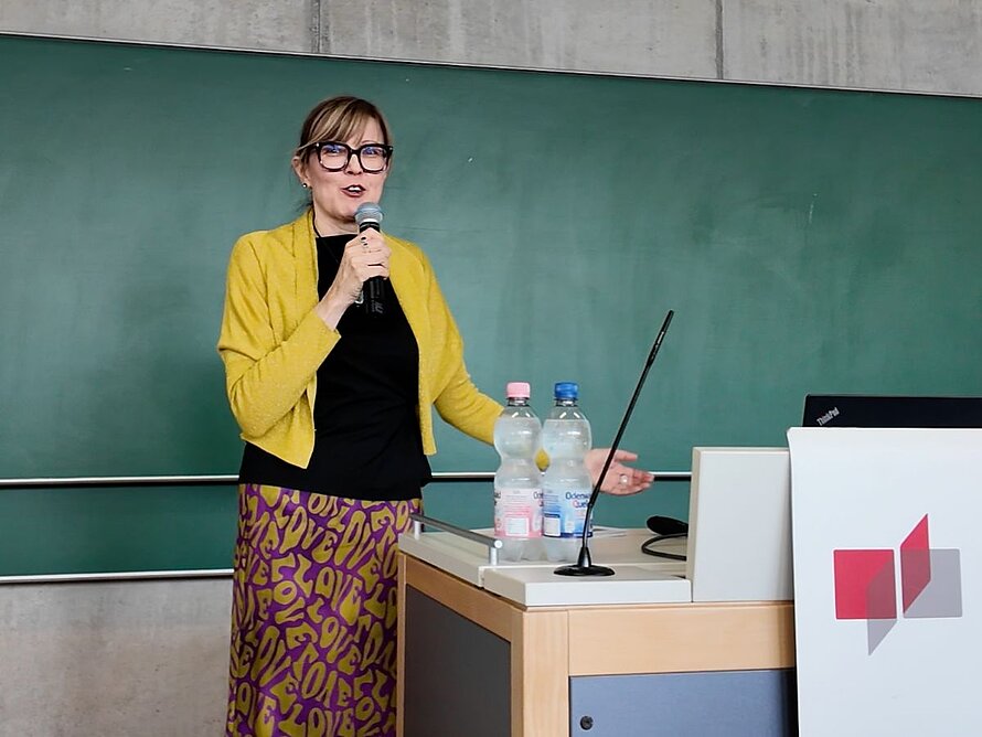 Frau am Redepult mit Blick ins Plenum