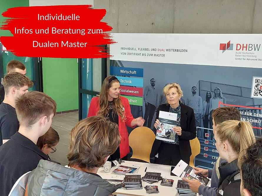 Studierende informieren sich an einem Beratungsstand des Center for Advanced Studies der DHBW über den Dualen Master. Eine Mitarbeiterin hält Informationsmaterial in der Hand. Der eingeblendete Text lautet: Individuelle Infos und Beratung zum Dualen Master.