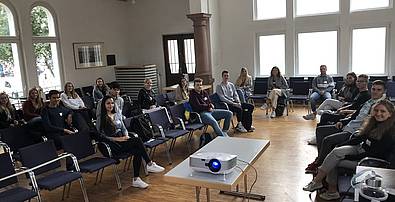 Erstsemester-Studierende in BWL - International Business der DHBW Mannheim beim Kennenlernen in der LanzKapelle