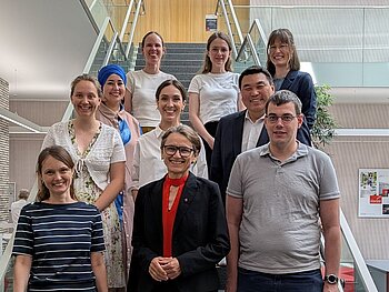 Gruppenfoto auf der Treppe 