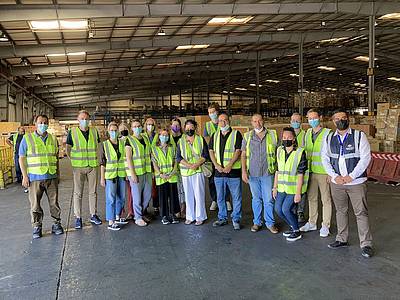 Gruppenbild in einer der Lagerhallen des Unternehmens Aqaba Logistics Village (ALV)