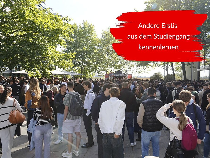 Viele Studierende treffen sich auf dem Campus im Freien und kommen miteinander ins Gespräch. Der eingeblendete Text lautet: Andere Erstis aus dem Studiengang kennenlernen.