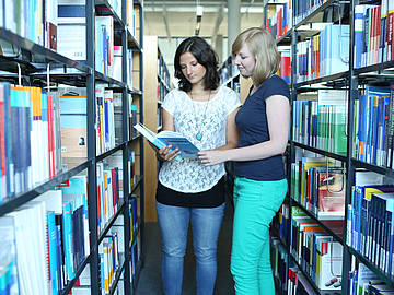 Studierende in der Bibliothek der DHBW Mannheim