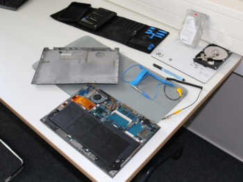 Auseinandergebauter Laptop