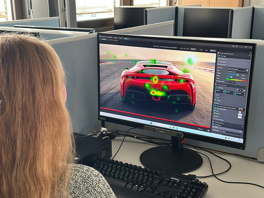 Monitoransicht einer Eyetracking-Heatmap über dem Bild eines Sportwagens zur Analyse der Blickverlaufsmessung.