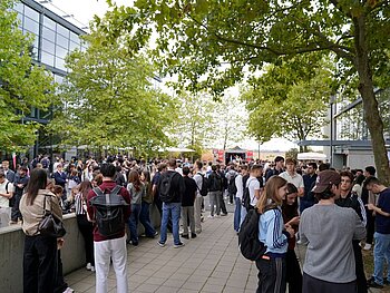 Campus der DHBW Mannheim mit vielen Studenten, die verteilt auf dem Innenhof stehem