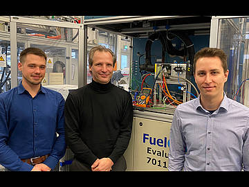 Kai Tornow, Prof. Dr. Sven Schmitz und Christian Geml im Wasserstofflabor der DHBW Mannheim