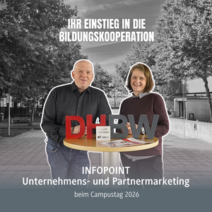 Ein Mann links und eine Frau rechts an einem Stehtisch, darauf die vier Buchstaben DHBW, im Hintergrund ein Bild des Campusses der DHBW Mannheim.