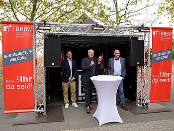 Studierendenvertretung: Prof.-Ing. Claus Mühlhan (Prorektor Fakultät Technik), Cäcilia Leibrock (Studierendensprecherin), Prof. Dr.-Ing. Jörg Baumgart (Rektor) und David Wolf (Verwaltungsdirektor) begrüßen die Erstsemestler am Rednertisch