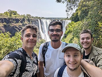 4 Studierende vor den Victoria Falls. 