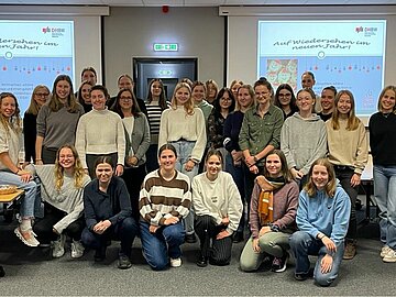 Gruppenbild mit 30 Studentinnen und Professorinnen