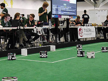 Die autonomen Fußballroboter beim Spiel um die Weltmeisterschaft in Sydney