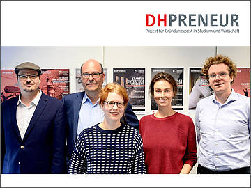 5 Teammitglieder nebeneinander, hinter ihnen Plakate von DHPreneur-Aktionen zu Entrepreneurship wie z. B. Startup Enterprise VR-Event oder 3D-Drucke deine eigene Stadt, rechts oben im Bild das Logo von DHPRENEUR - PRojekt für Gründungsgeist in studium und Wirtschaft