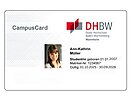 Studierende erhalten beim Erstsemester-Welcome ihre CampusCard, den Studierendenausweis der DHBW Mannheim.