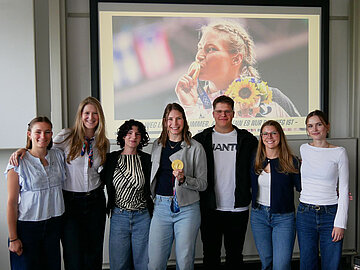 Medien-Studenten posieren mit Alina Rotter-Focke für ein Gruppenfoto