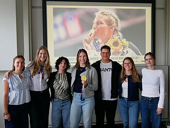 Medien-Studenten posieren mit Alina Rotter-Focke für ein Gruppenfoto