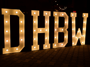 Leuchtbuchstaben DHBW auf dem Campus der DHBW Mannheim. 