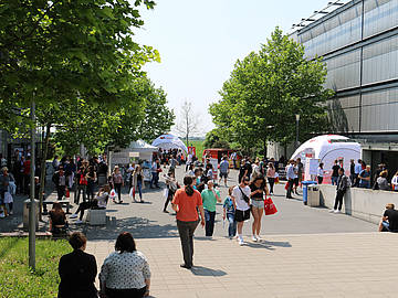 Viele Besucher*innen tümmeln sich beim Studieninformationstag auf dem Campus der DHBW Mannheim.