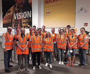 Gruppenbild des 2019er Projekt-Engineering-Kurses bei DHL-Express