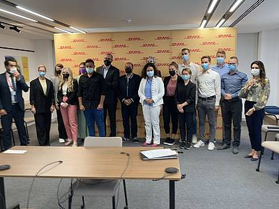 Gruppenbild mit Mund-Nasen-Maske bei DHL Jordan