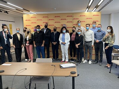 Gruppenbild mit Mund-Nasen-Maske bei DHL Jordan
