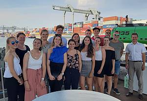International-Business-Studierende der DHBW Mannheim an einem sonnigen Tag auf Exkursion im Mannheimer Hafen